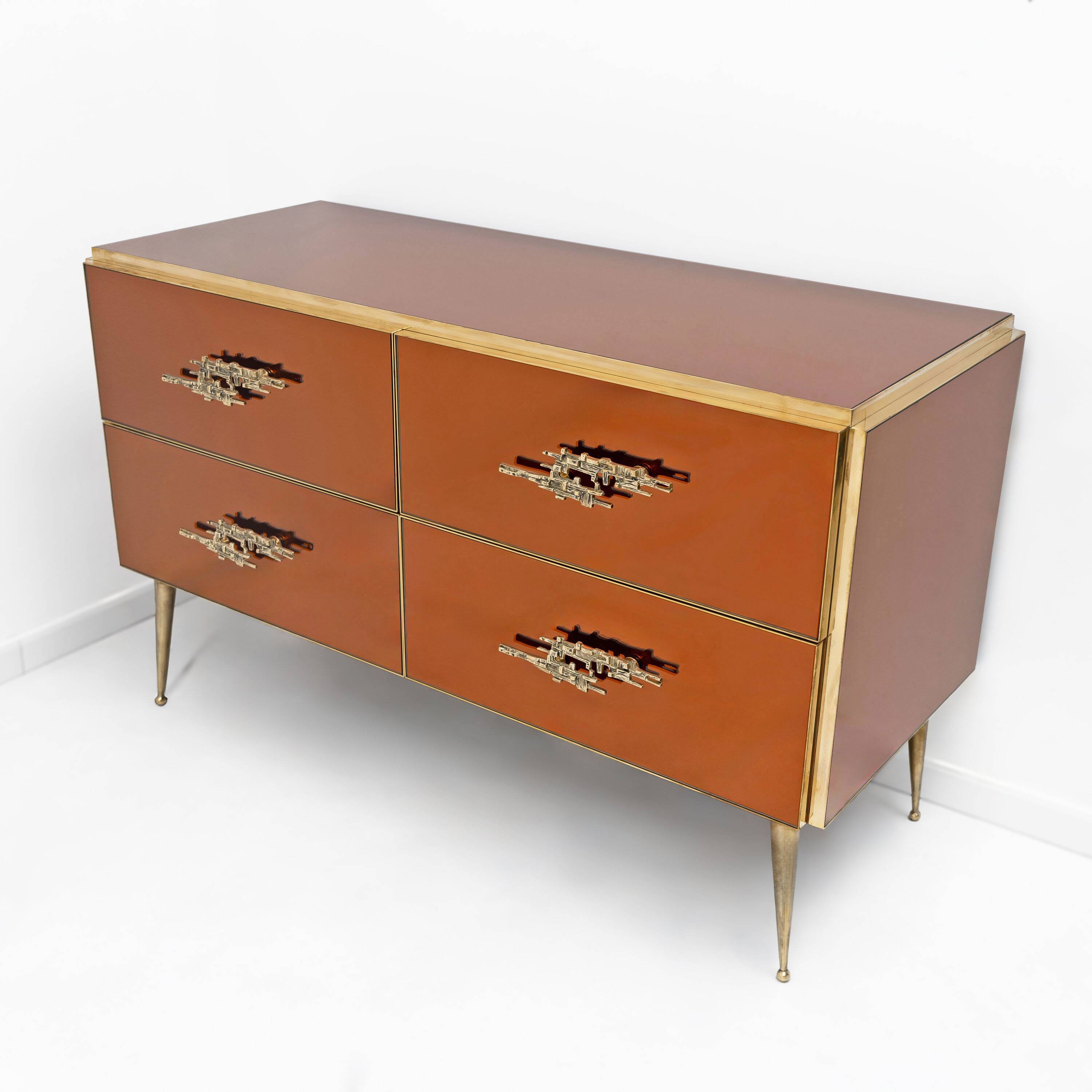 Commode en verre ambré avec détails en laiton, style mid-century modern