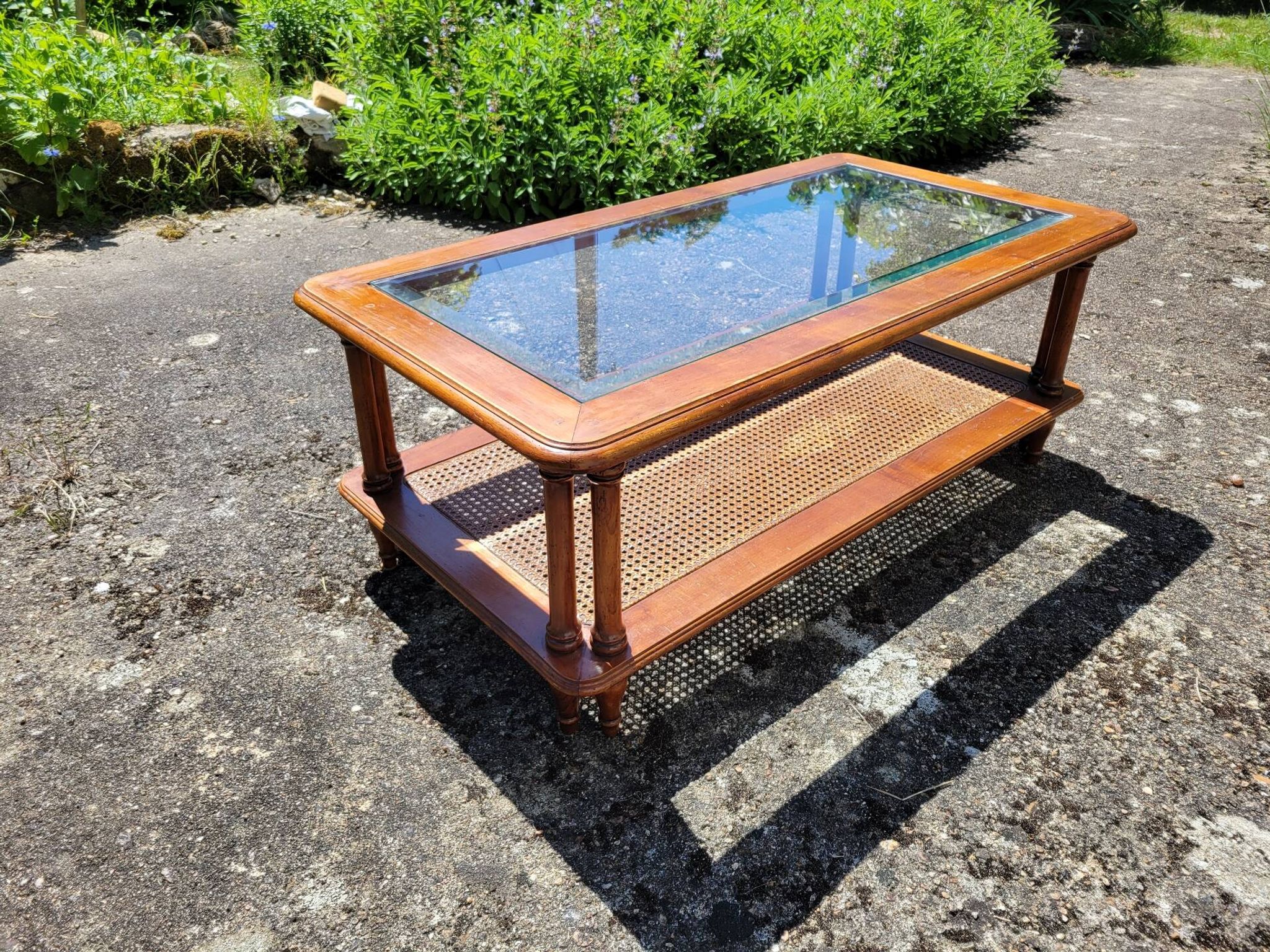 Table basse en merisier, verre et cannage