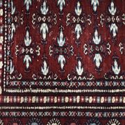 Tapis oriental Boukhara rouge tissé à la main, années 1960