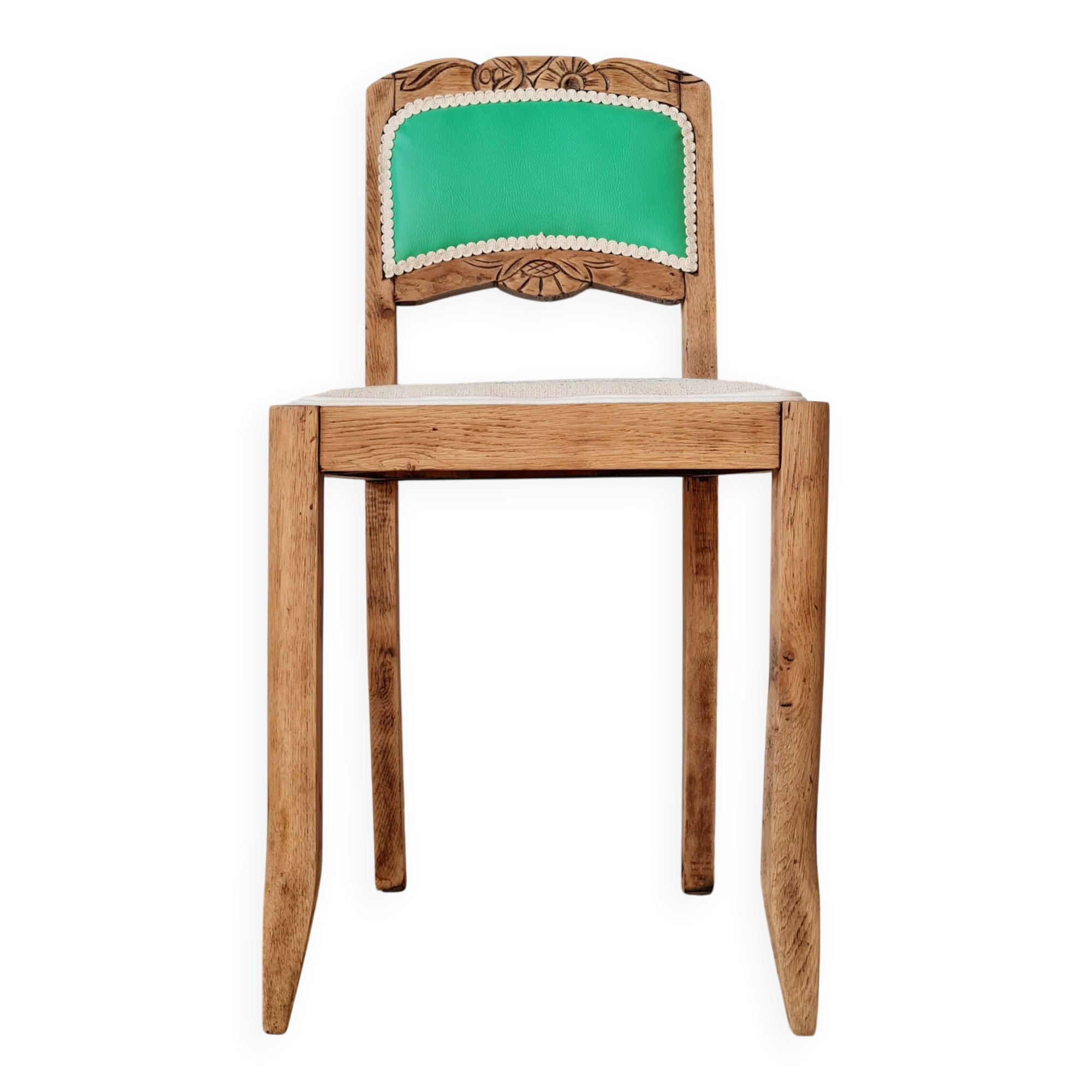 Chaise ancienne rénovée – bois sculpté et dossier vert