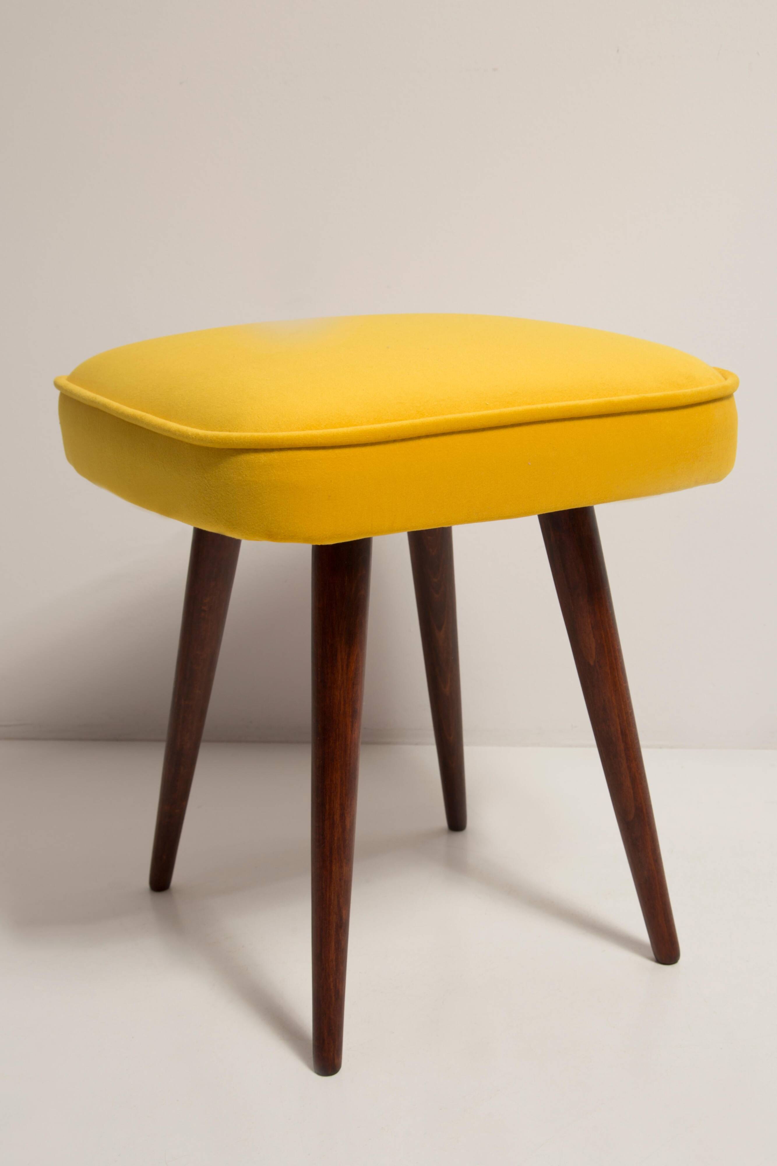 Ensemble de deux tabourets de chevet en velours jaune milieu du siècle, Europe, années 1960