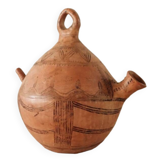 Pichet antique oriental en argile.