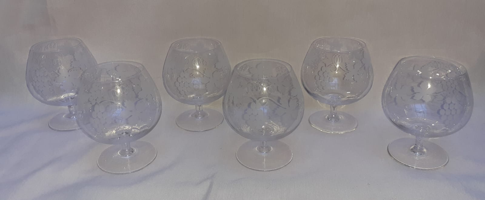 Set of six glasses engraved with crystal grape bunches