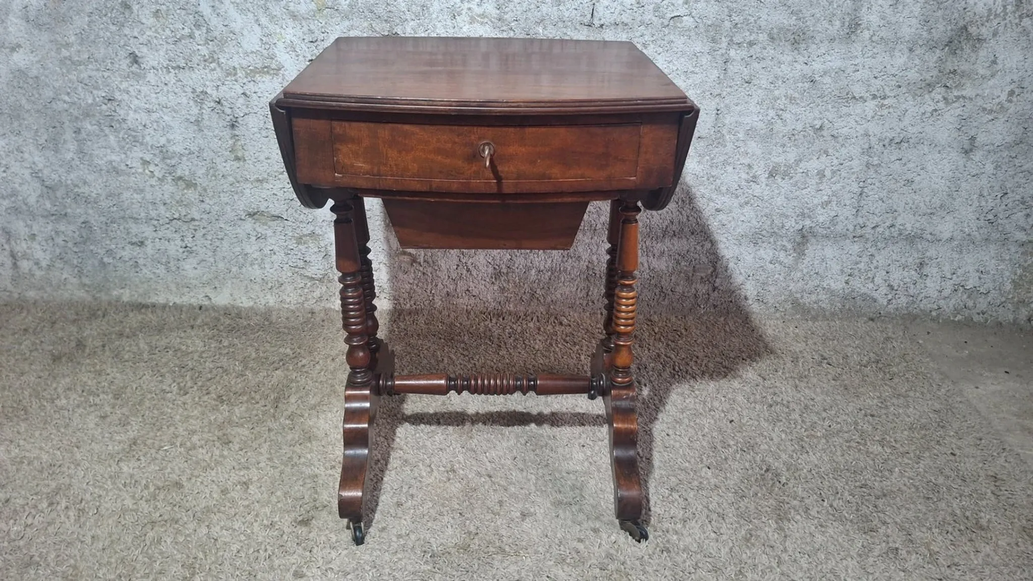 Table de couture victorienne anglaise à abattants, XIXe siècle