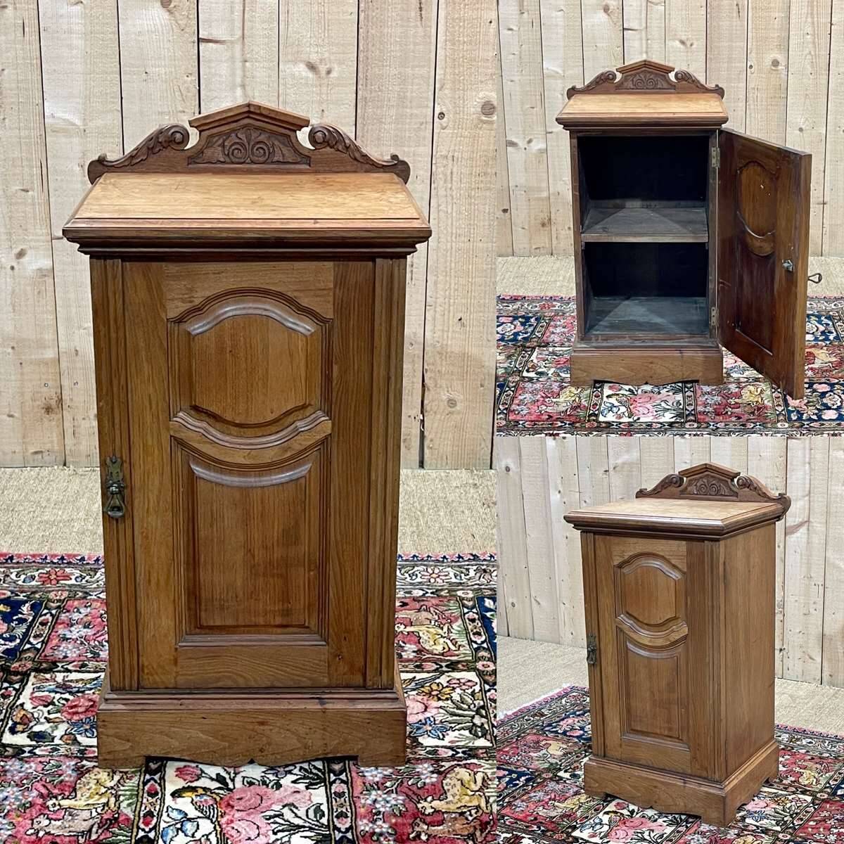 English bedside table in blonde mahogany from the early 20th century.