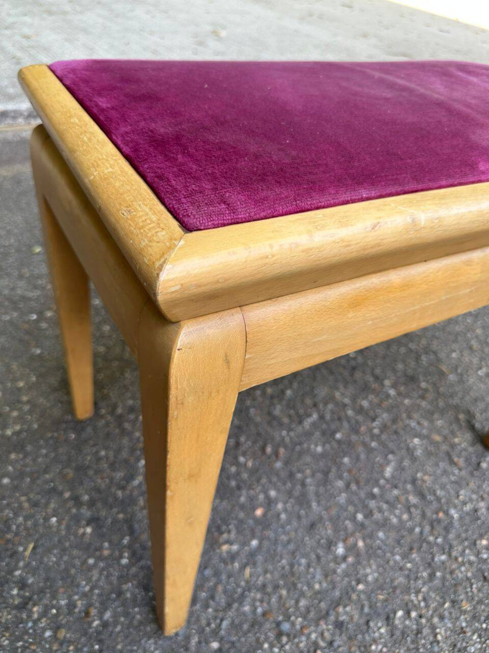 Adjustable piano stool in light beech and purple velvet.
