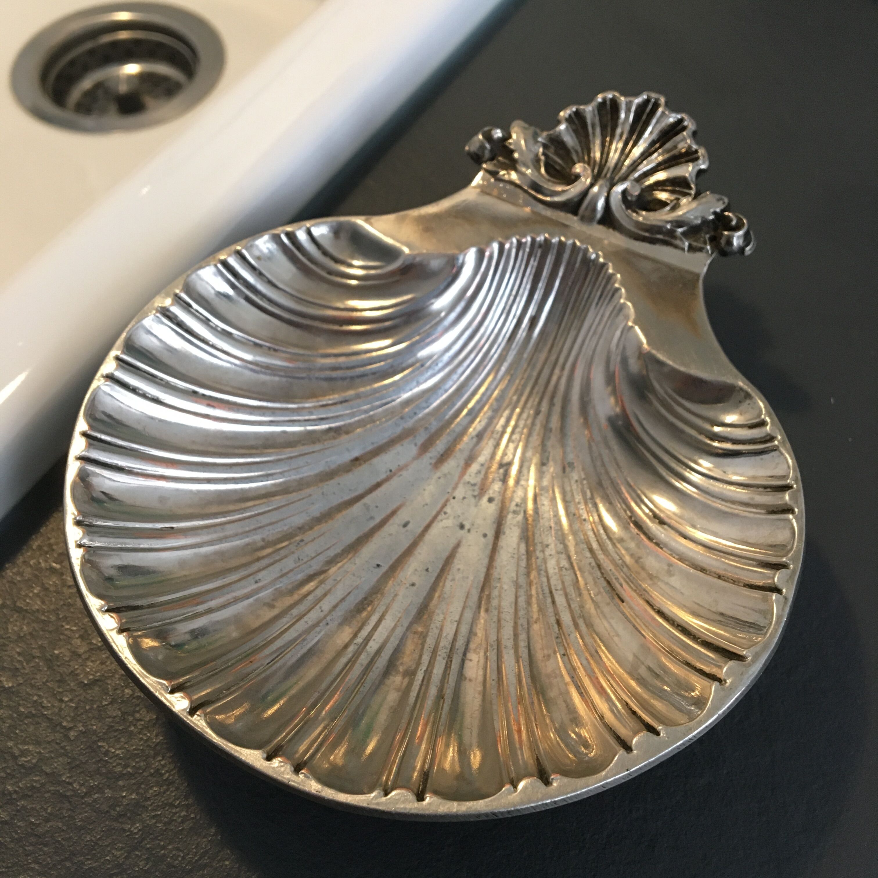 Cup door wears silver metal shell soap