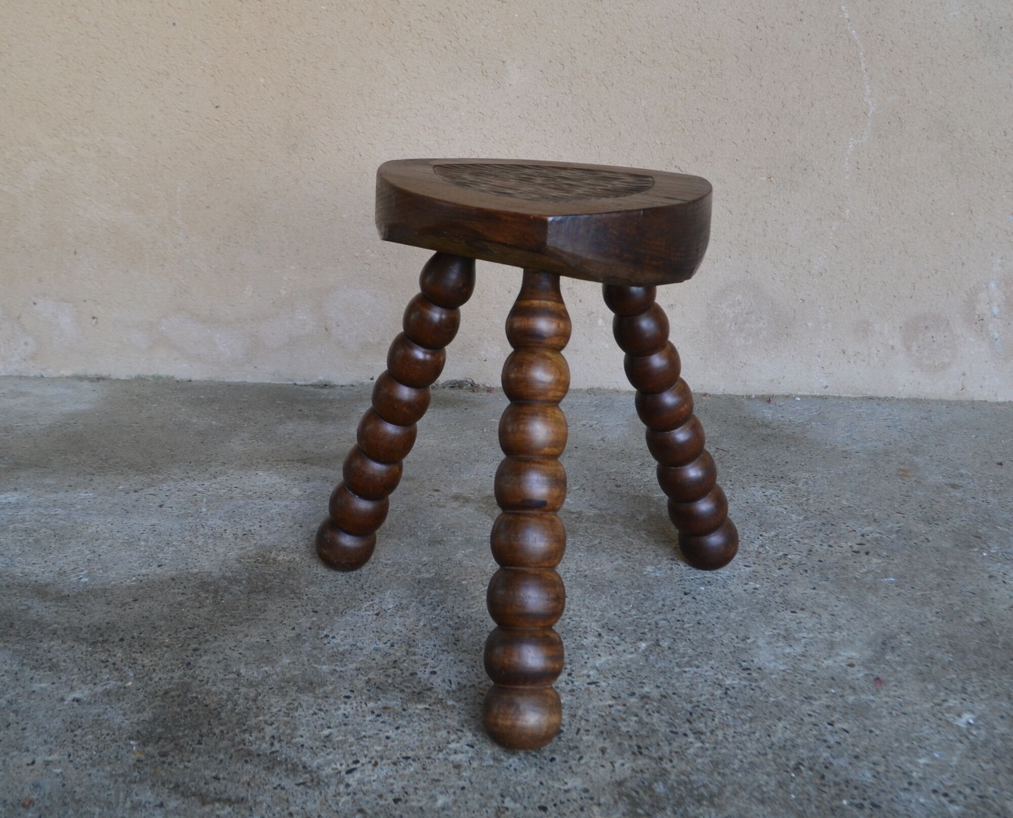 Tabouret tripode brutaliste en bois tourné et sculpté - style vacher ferme