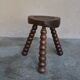 Tabouret tripode brutaliste en bois tourné et sculpté - style vacher ferme