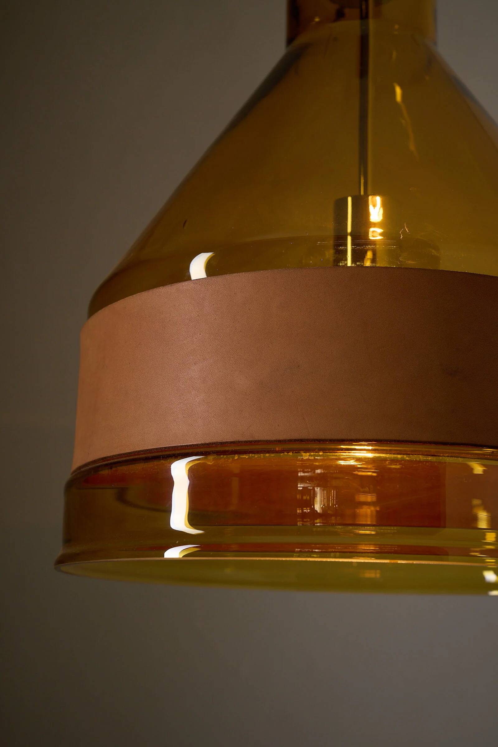 Suspension en verre ambré et cuir par J.T. Kalmar