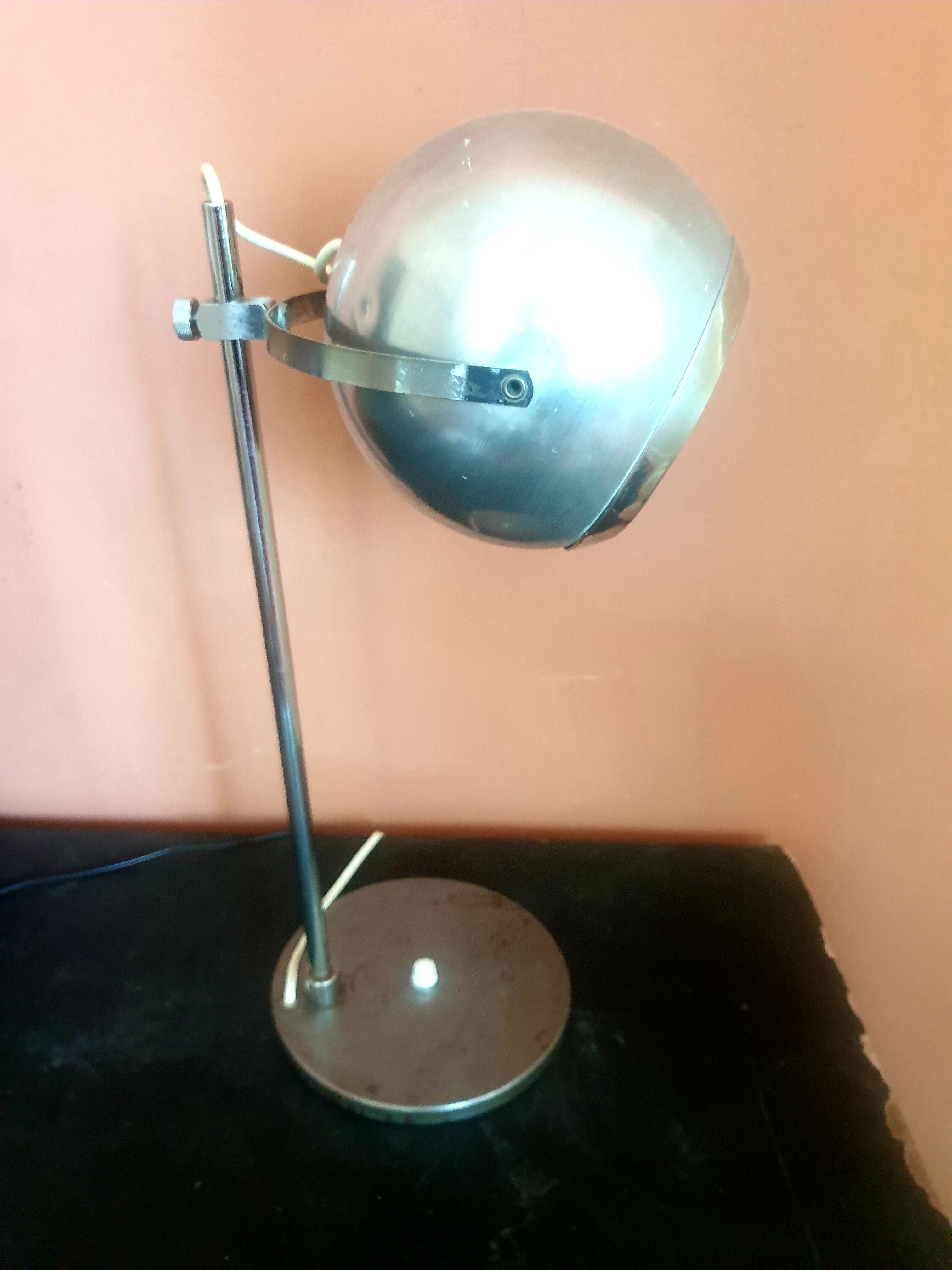 "Eye ball" desk lamp