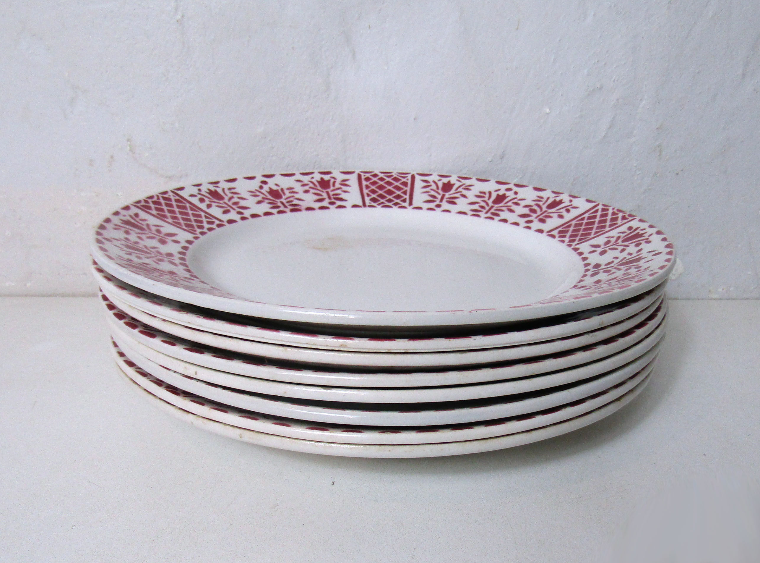 8 flat plates Moulin des Loups model red stone