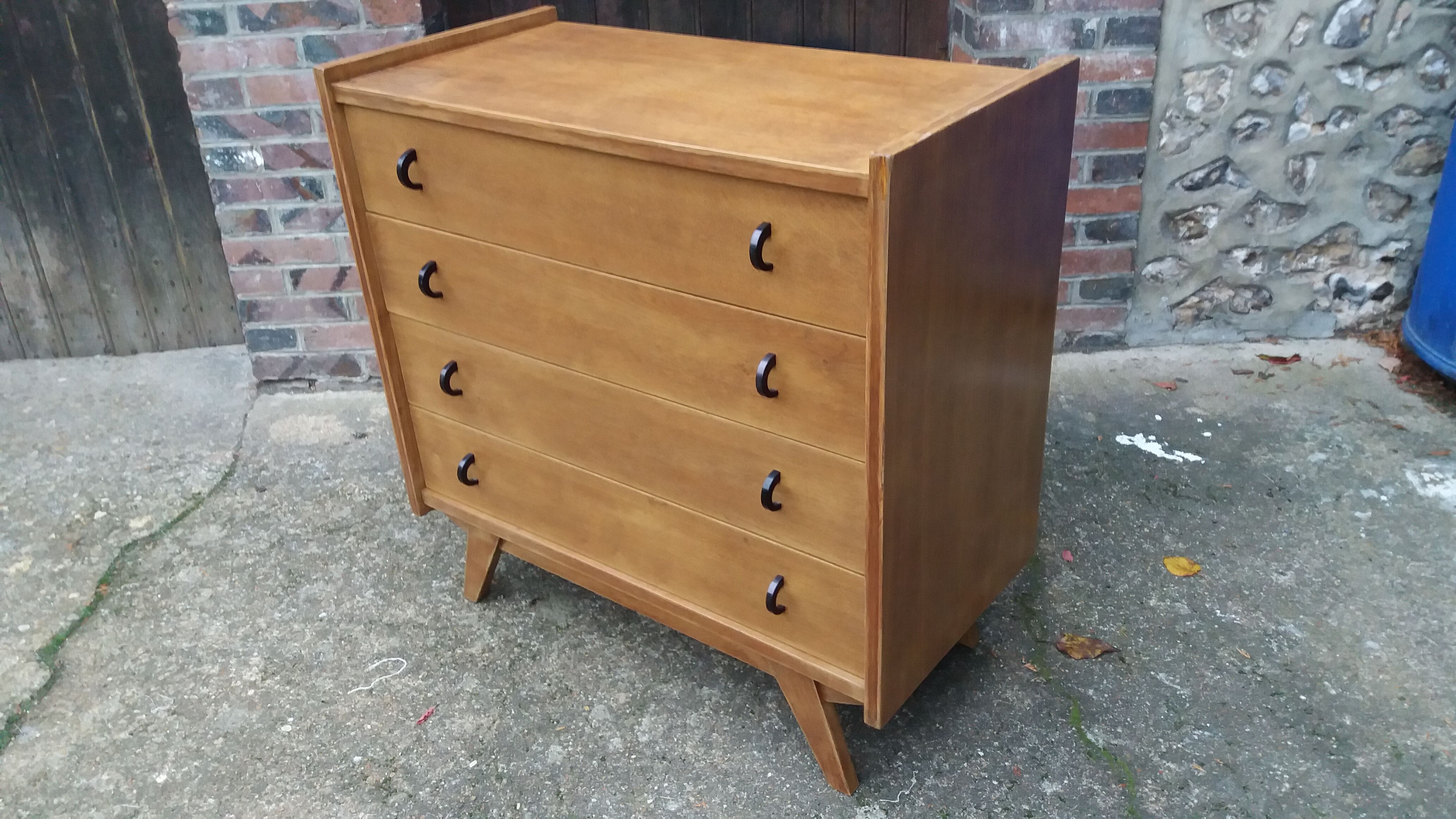 Chest of drawers compass feet