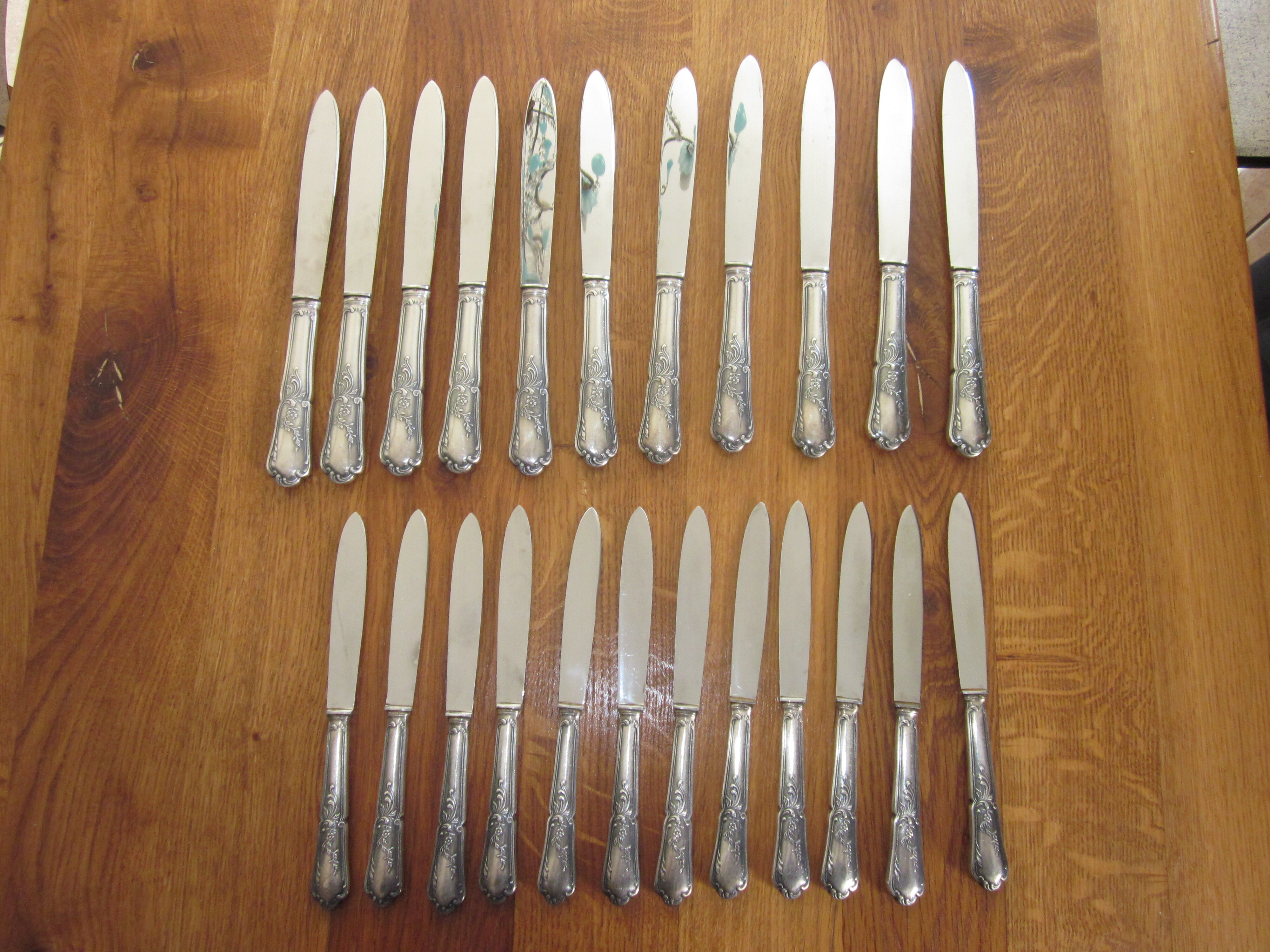 23 silver metal knives