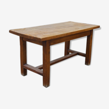 Table brutaliste en bois massif