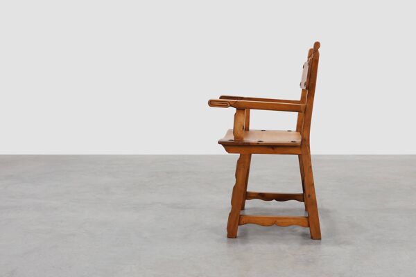 Chaise latérale ibérique en chêne sculpté rustique, Espagne vers 1900