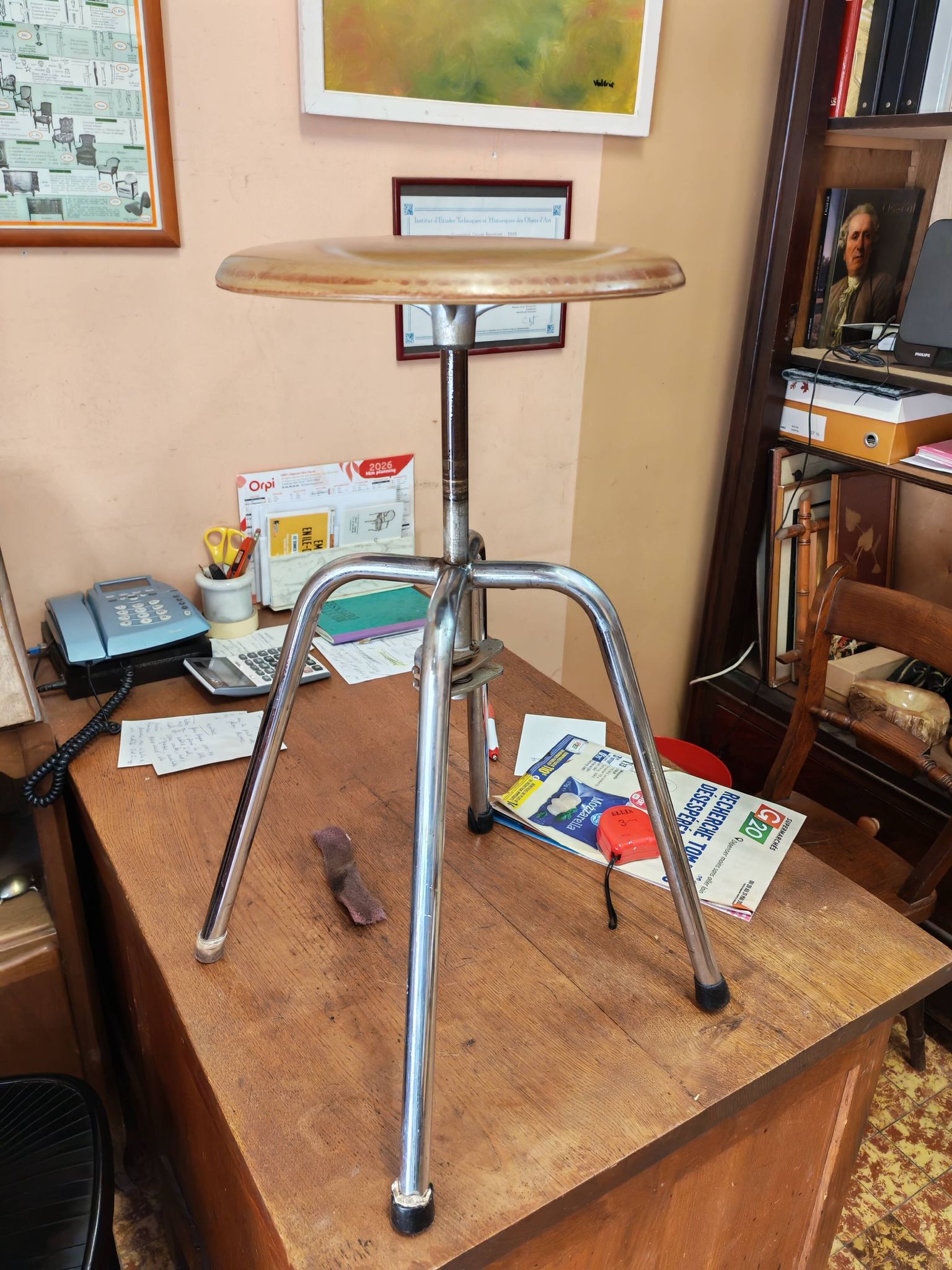 Industrial tripod stool with screw Jide Limoges 1950