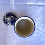 Trois petits pots bleus