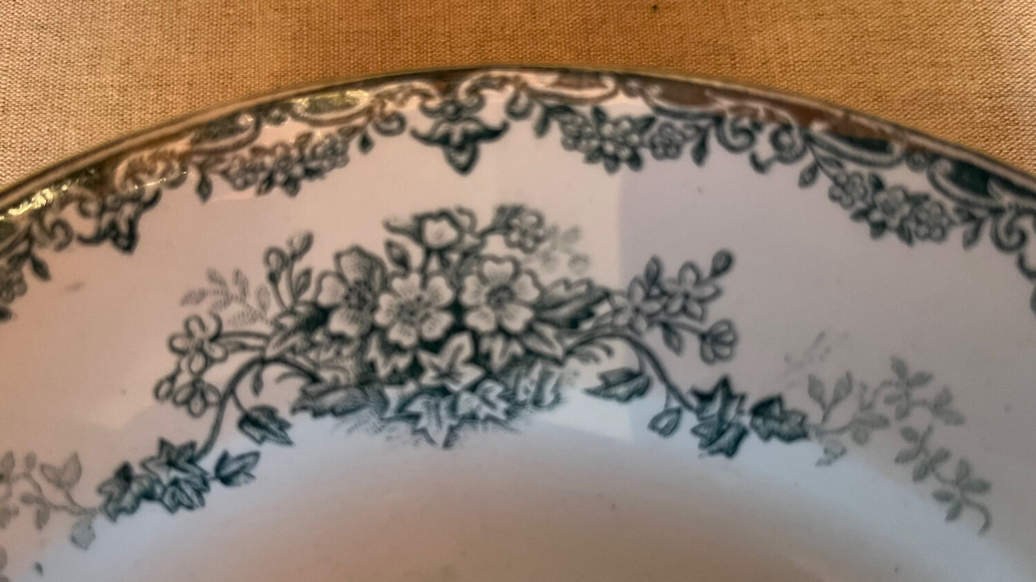 Iron earth stand cup