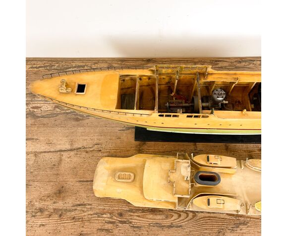 Bateau modèle en bois peint vintage avec moteur
