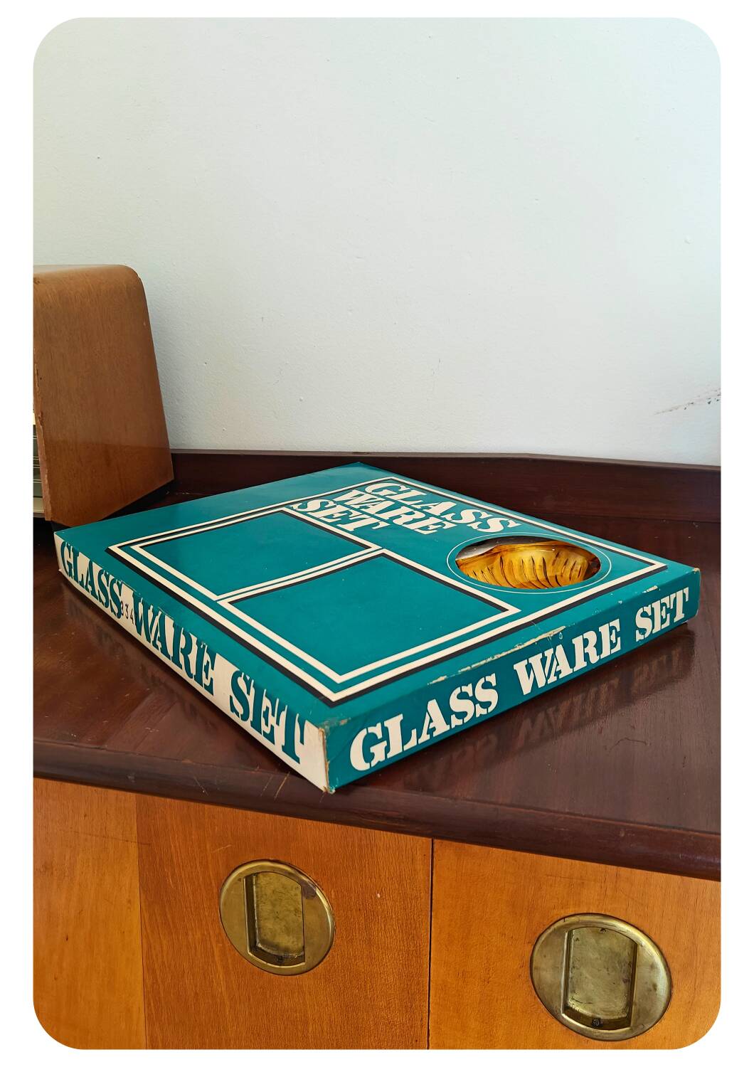 6 assiettes en forme de feuille en verre pressé Arlequin, milieu XXème