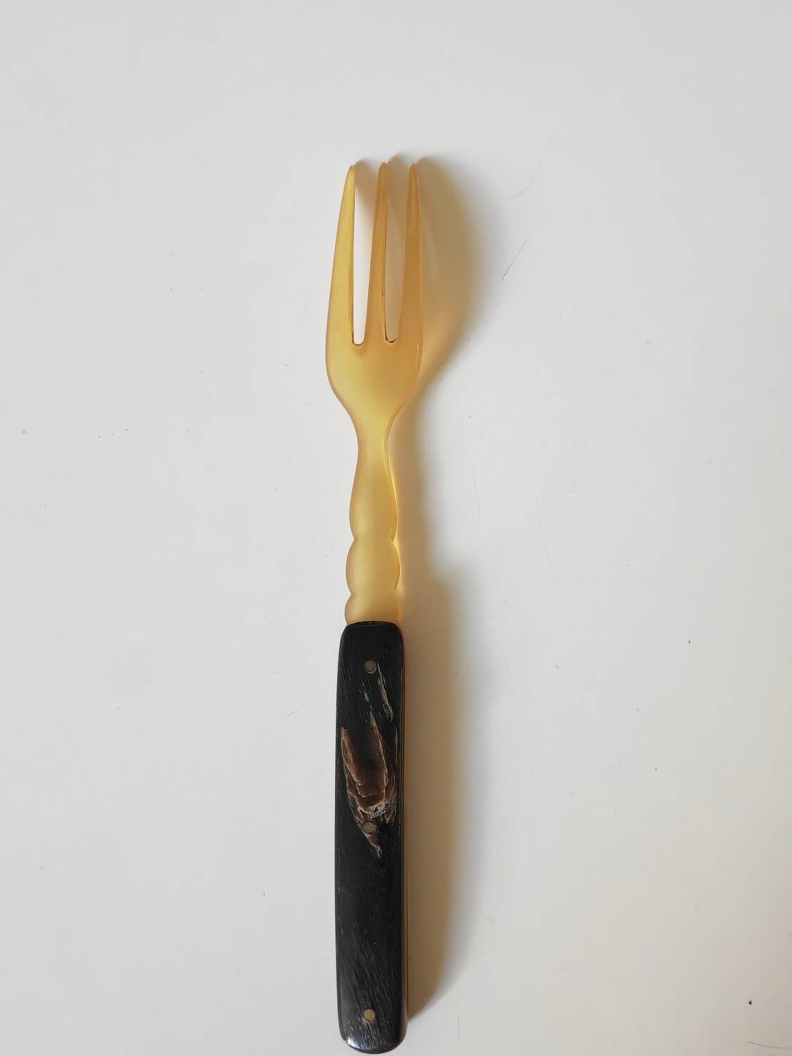 Fruit cutlery in blond and brown horn