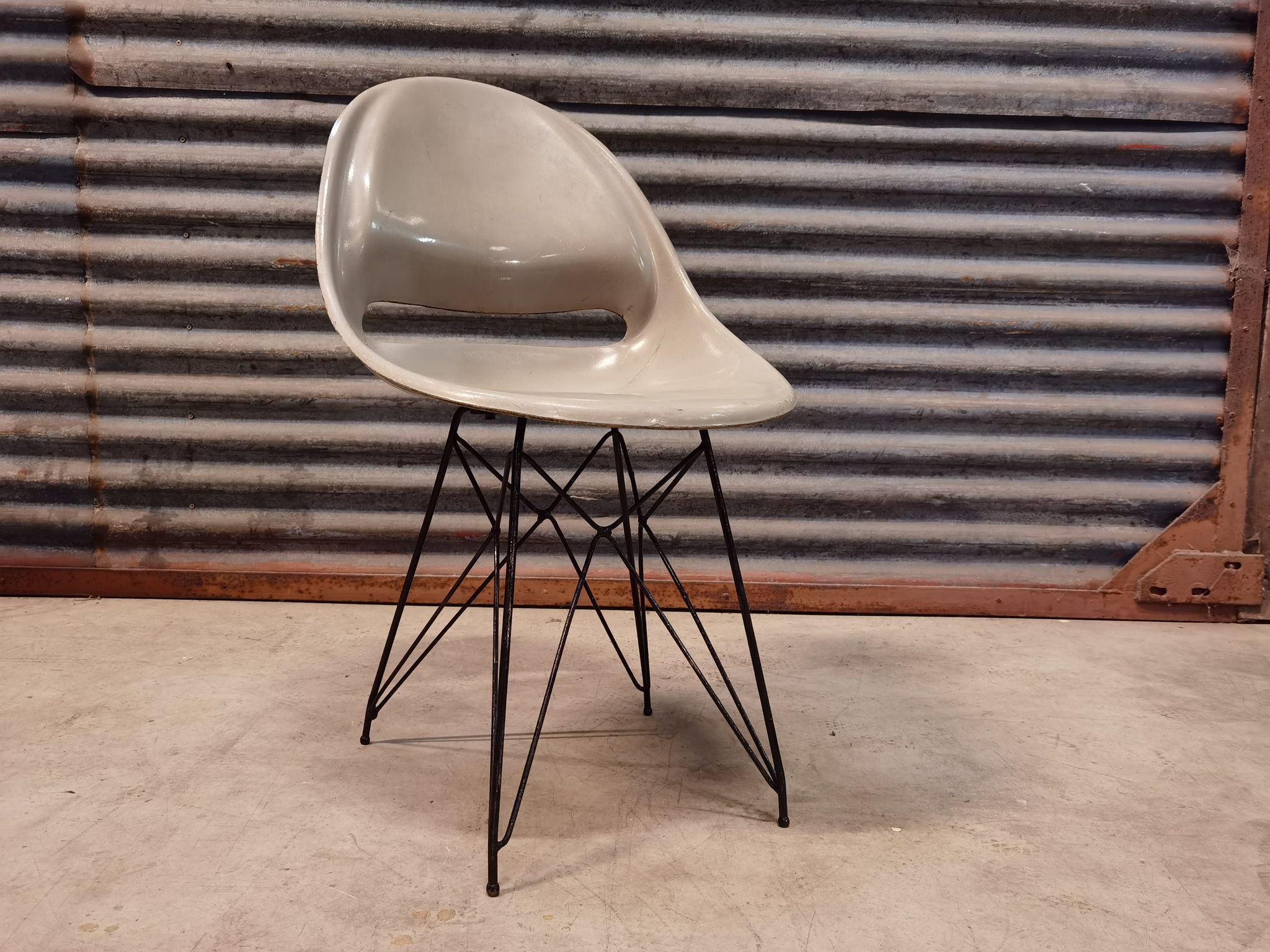 Chaise grise par Miroslav Navràtil édition Vertex 1959