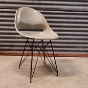 Chaise grise par Miroslav Navràtil édition Vertex 1959