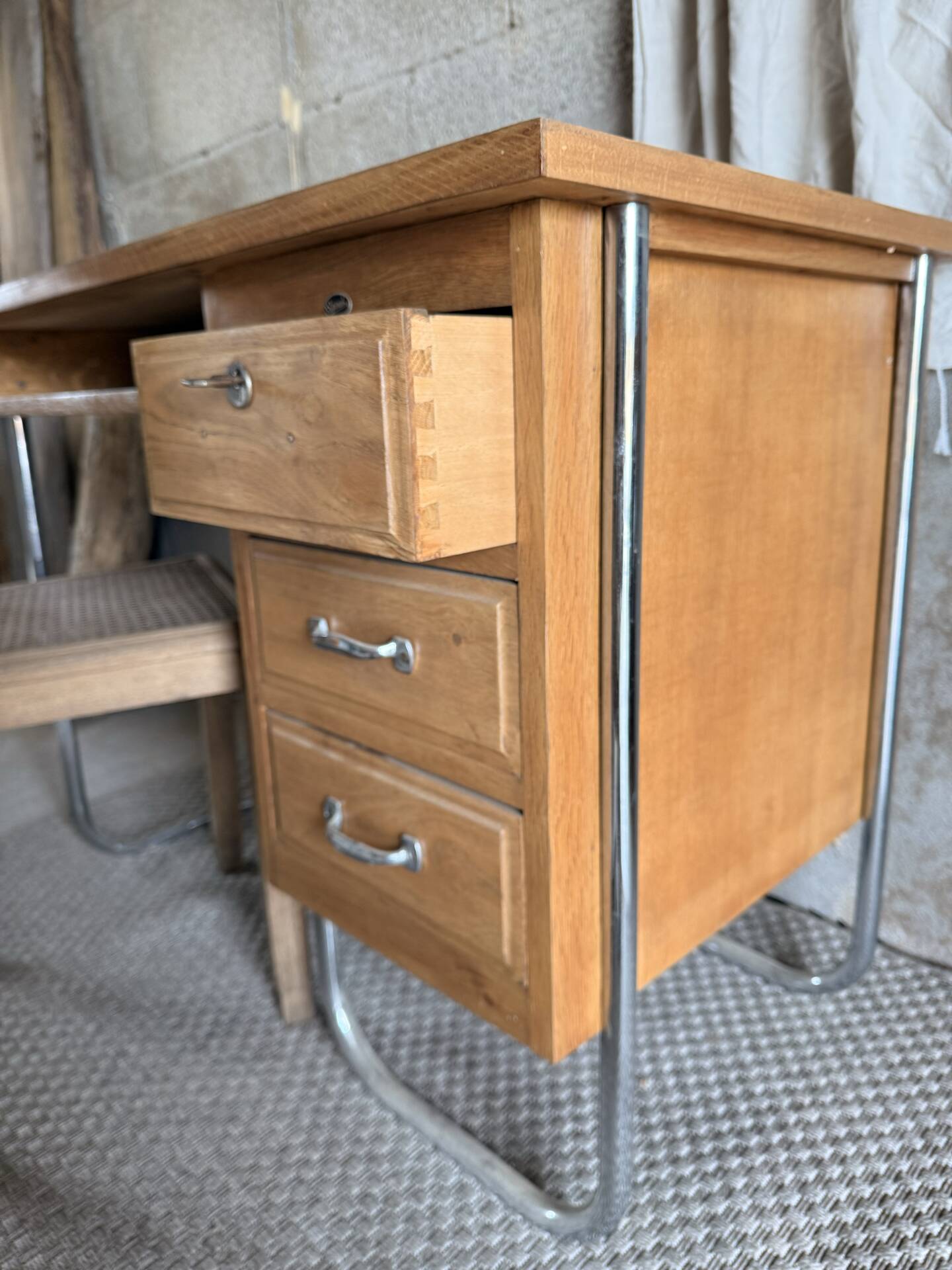 Bureau Spirol années 50 – placage chêne – piètement chromé 