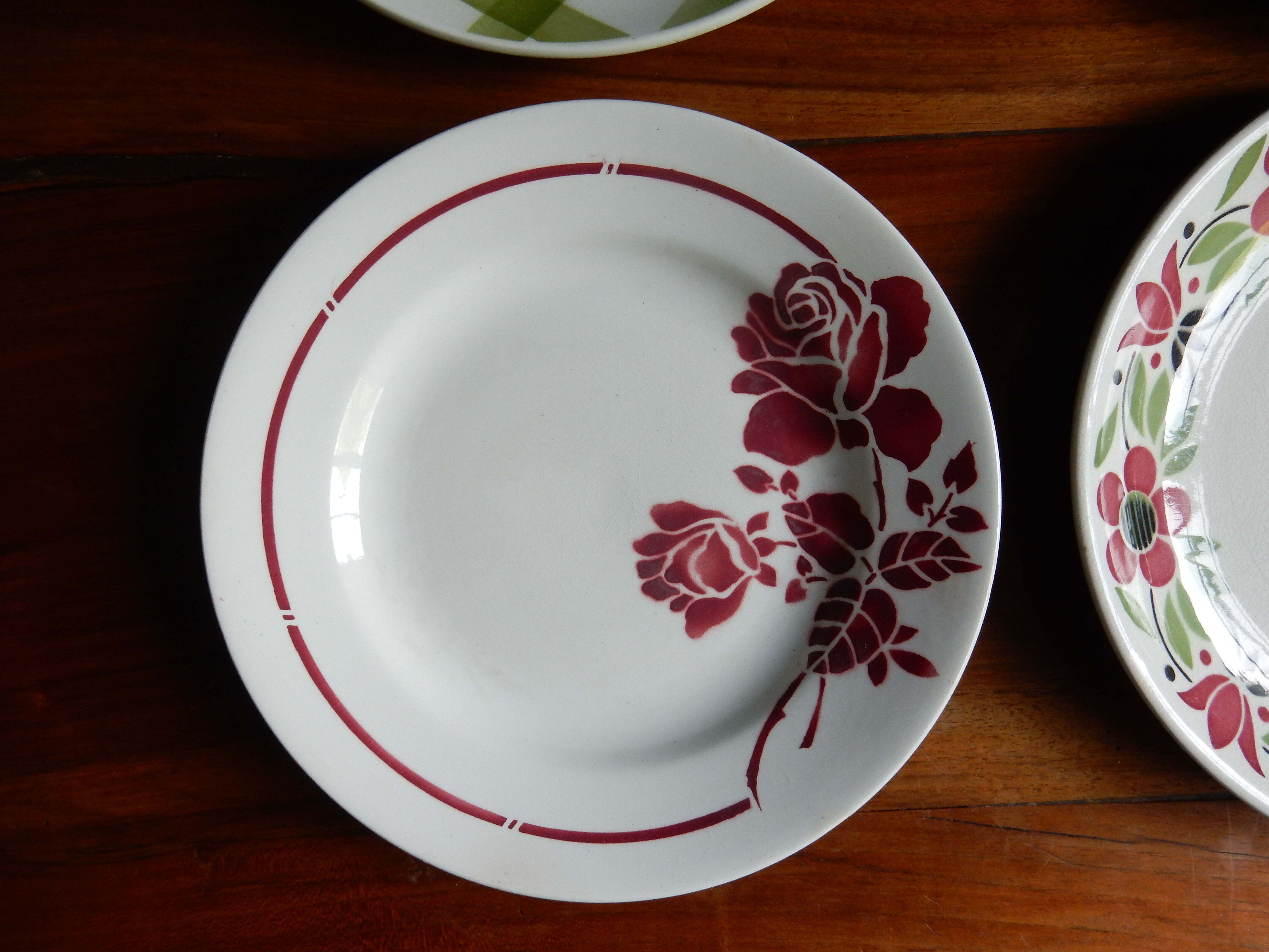 4 flat plates mismatched green and red