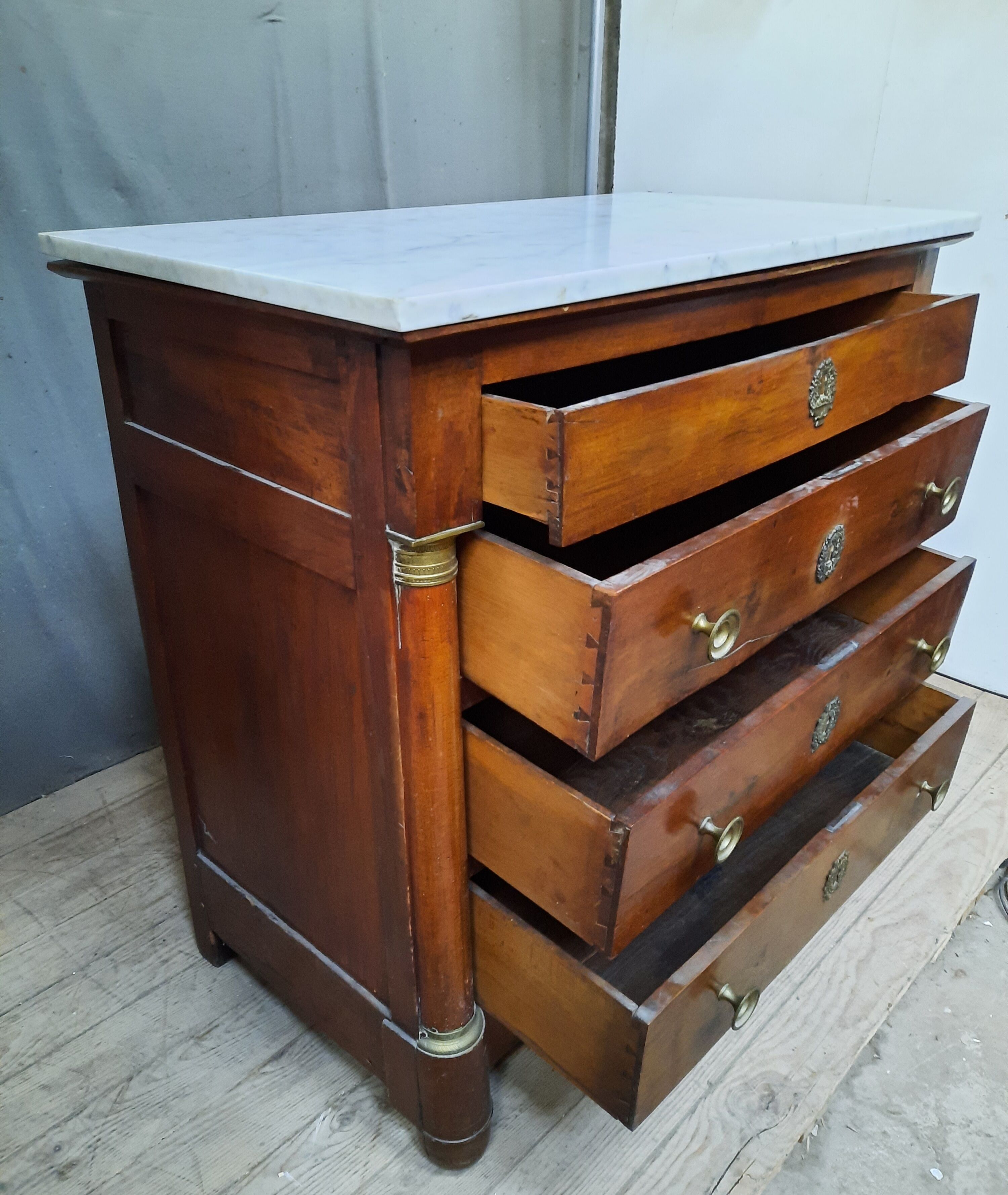 Commode empire à demi colonne