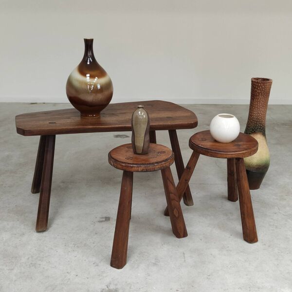 Ensemble table basse en orme forme libre et tabourets style brutaliste