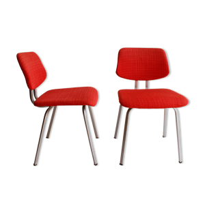 2 chaises rouges par