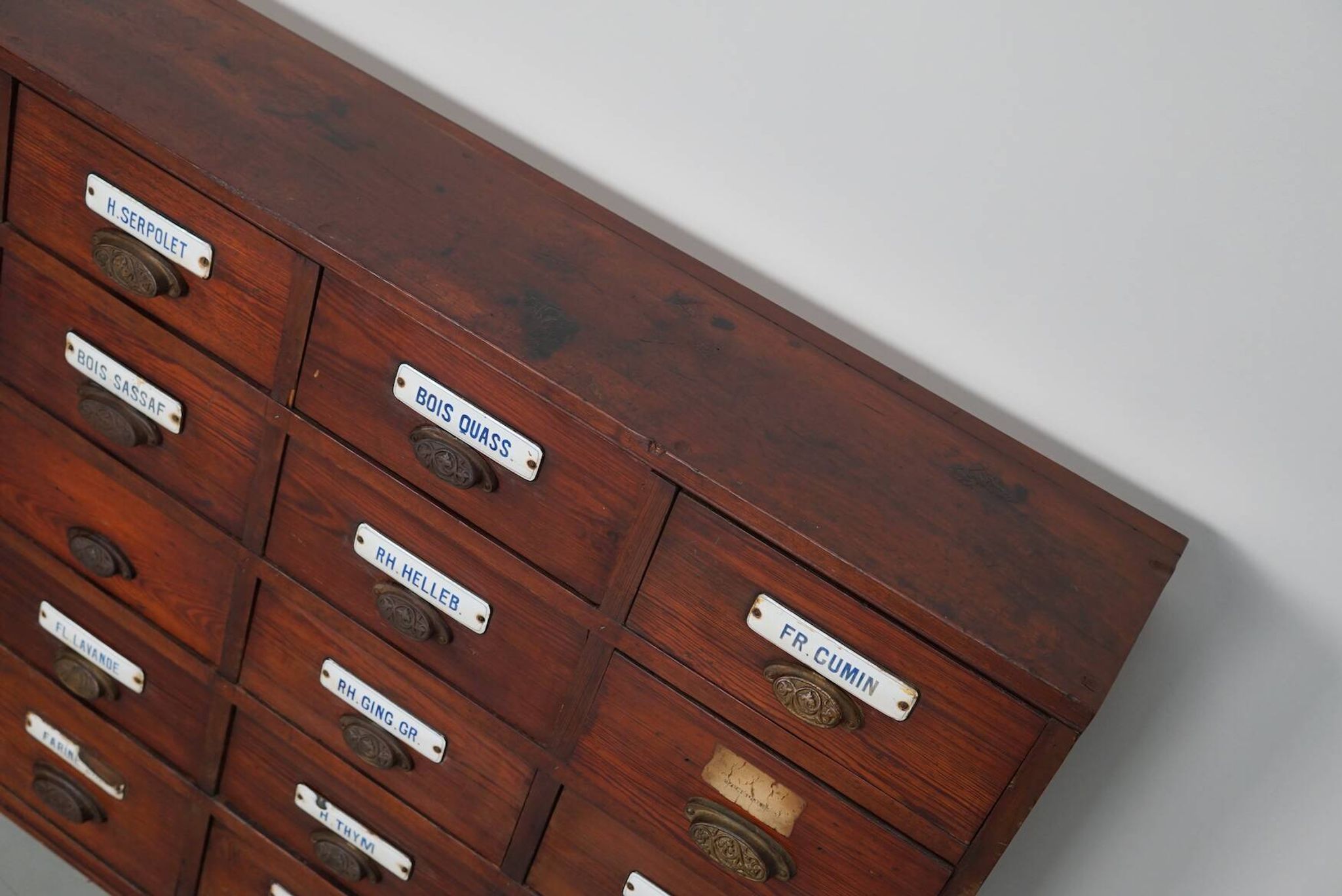 Grand Cabinet d'Apothicaire Antique en Pitch Pine, Belgique, avec Boucliers en Émail, 1900s