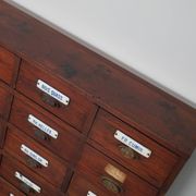 Grand Cabinet d'Apothicaire Antique en Pitch Pine, Belgique, avec Boucliers en Émail, 1900s