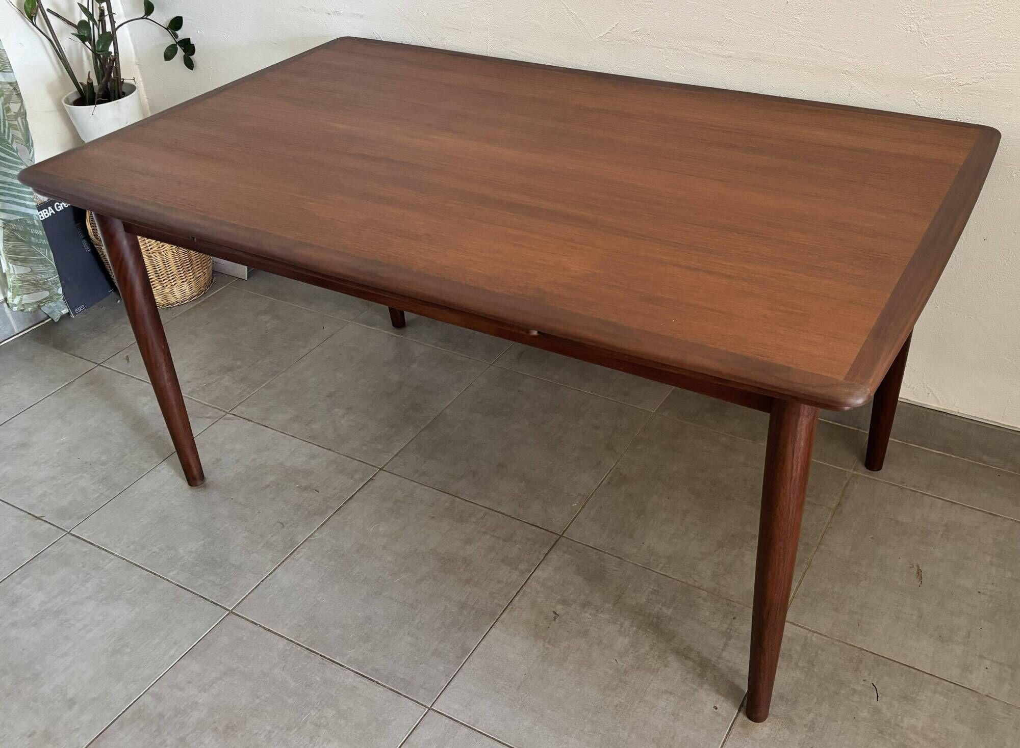 Extendable teak table in Scandinavian/Danish style, Ligne Roset, 1960s.