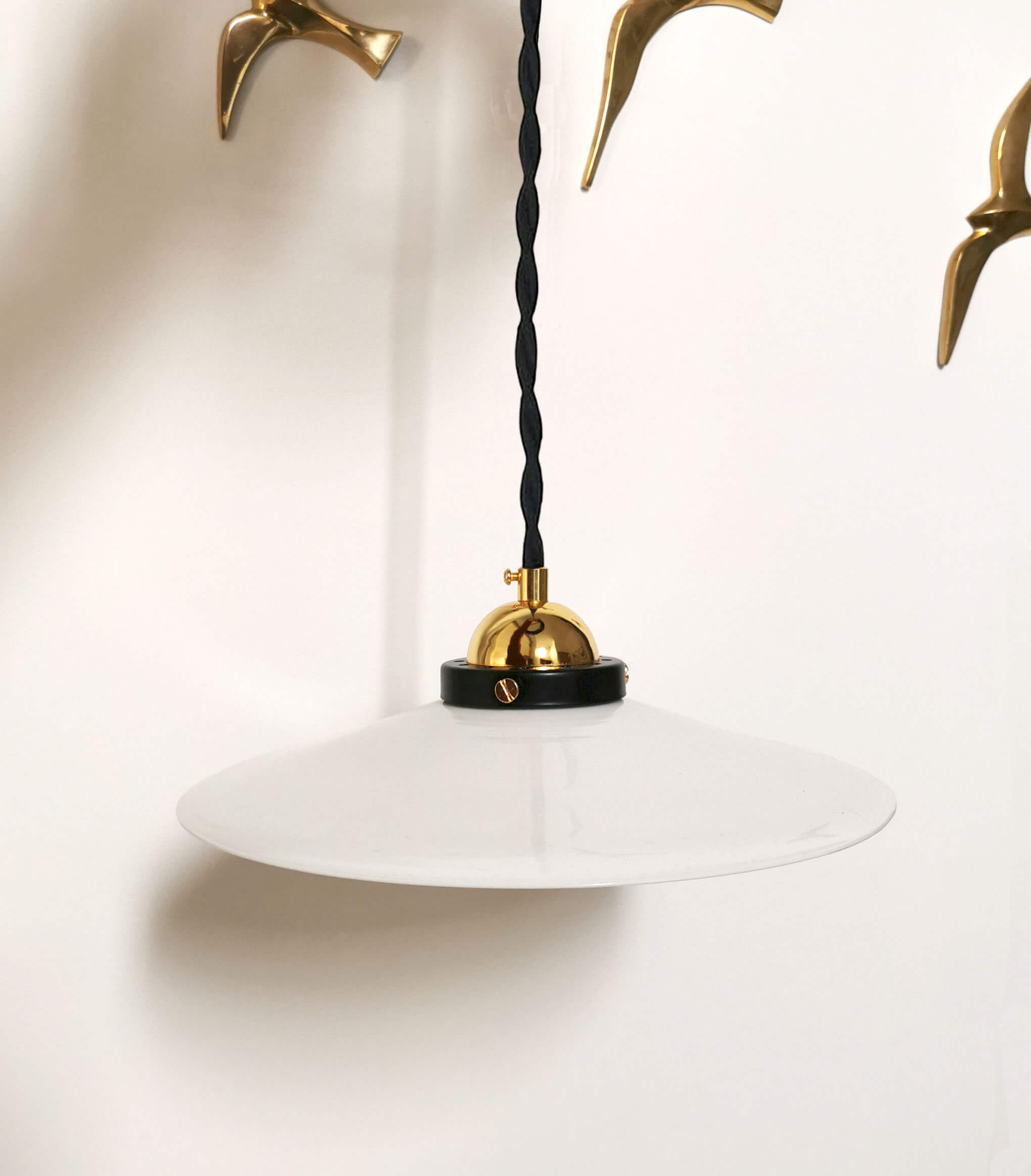 Opaline suspension