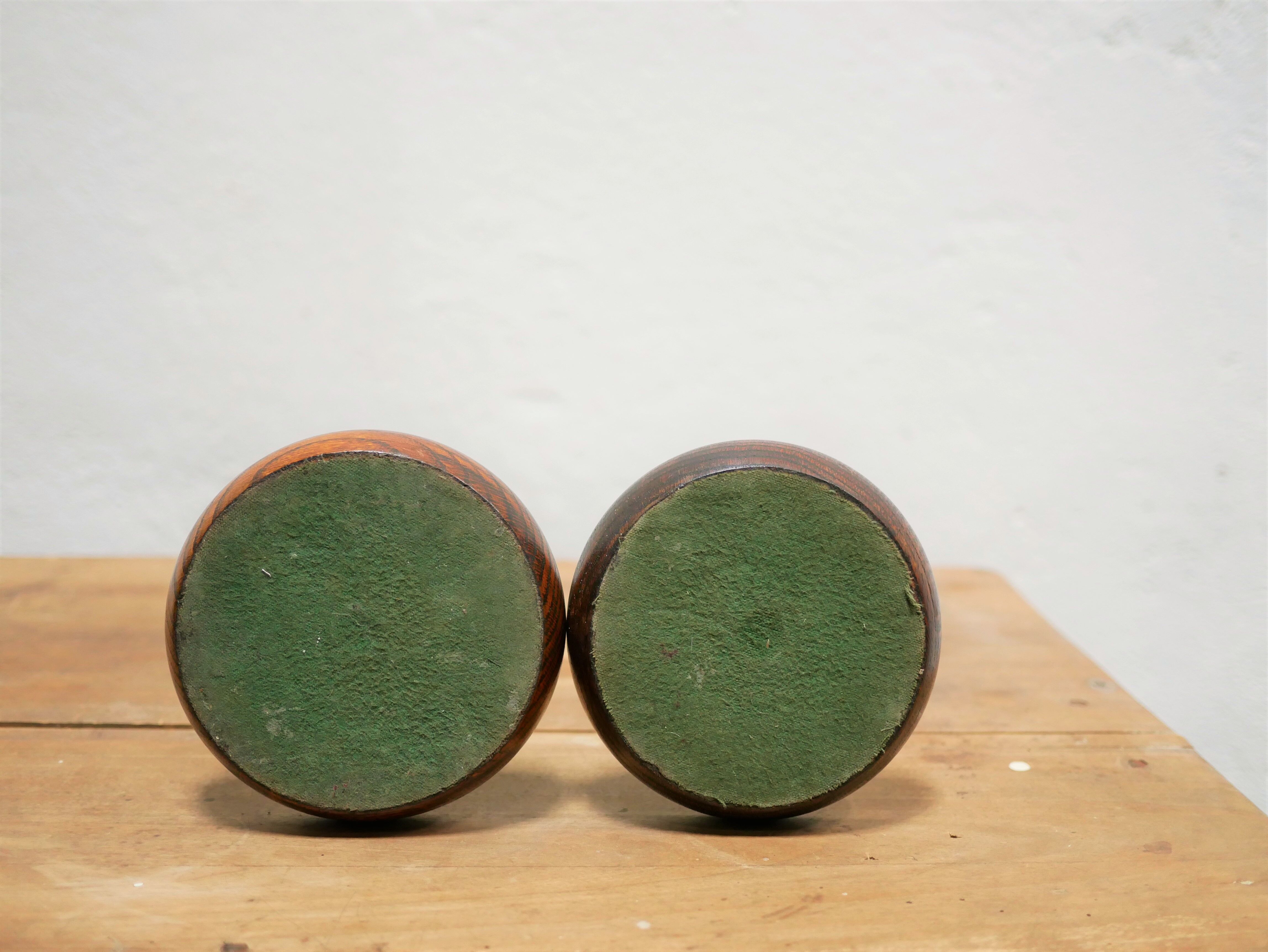Paire de bougeoirs anciens en bois et bronze