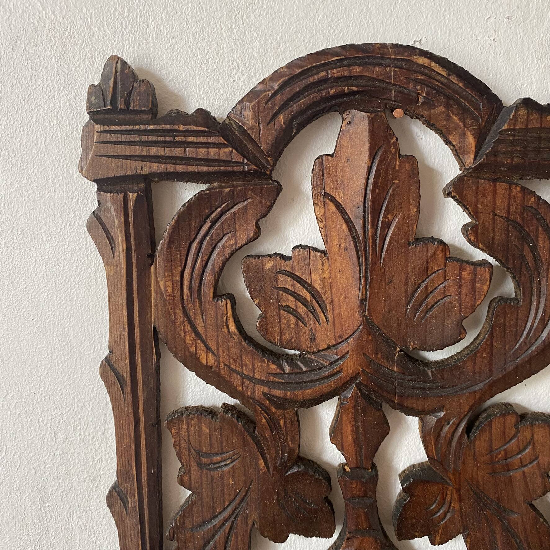 Etagère murale ancienne en bois ajouré , XIXe