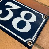 Plaque de rue en tôle émaillée bleue et blanche numéro 38