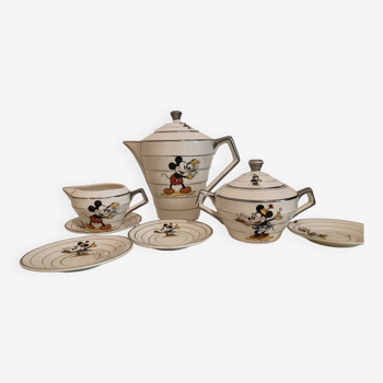 Service à thé en faïence “Mickey Mouse” comprenant une théière, un pot à lait, un pot à sucre