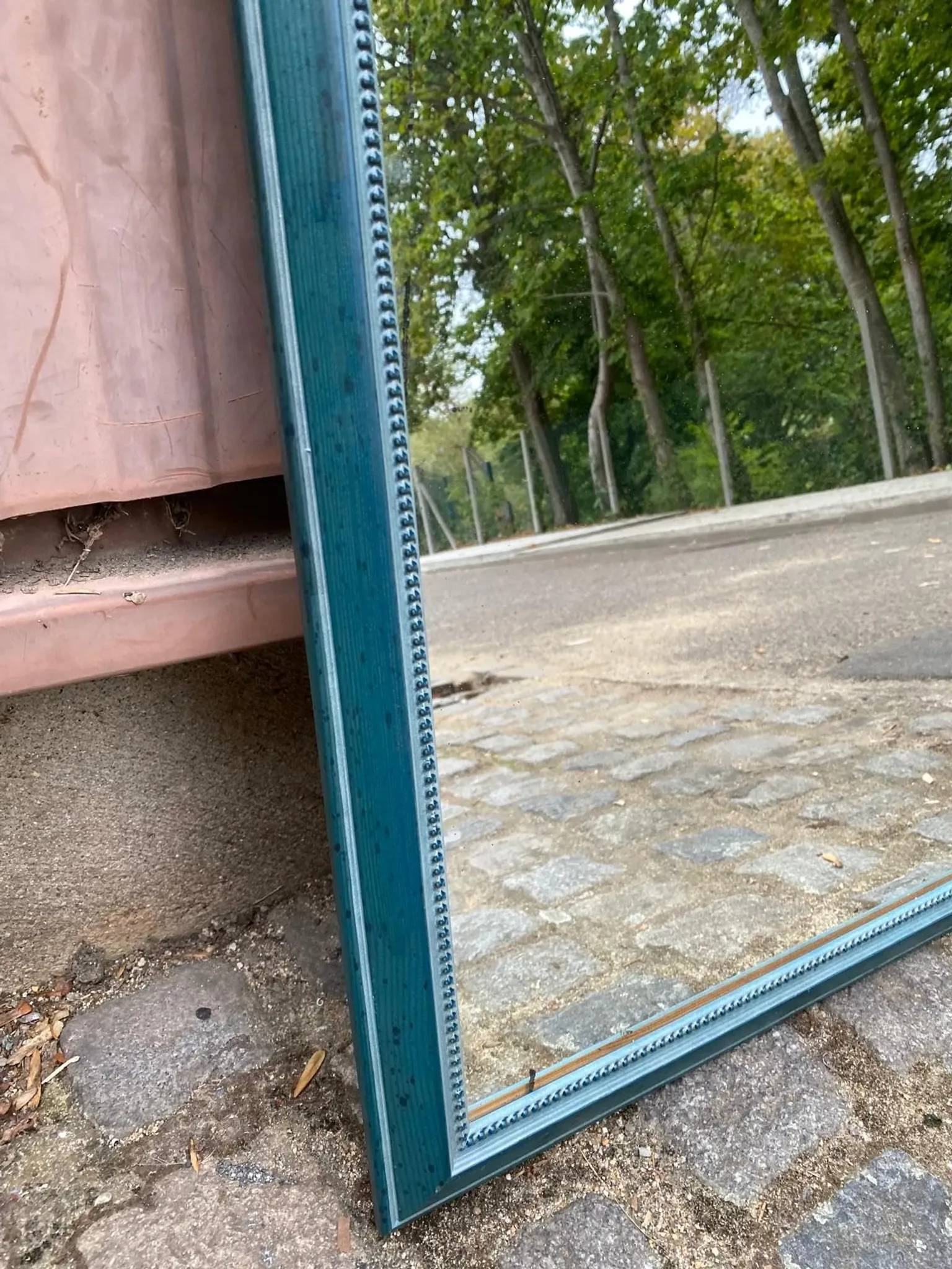 Miroir mural en bois bleu pétrole patiné et perlé