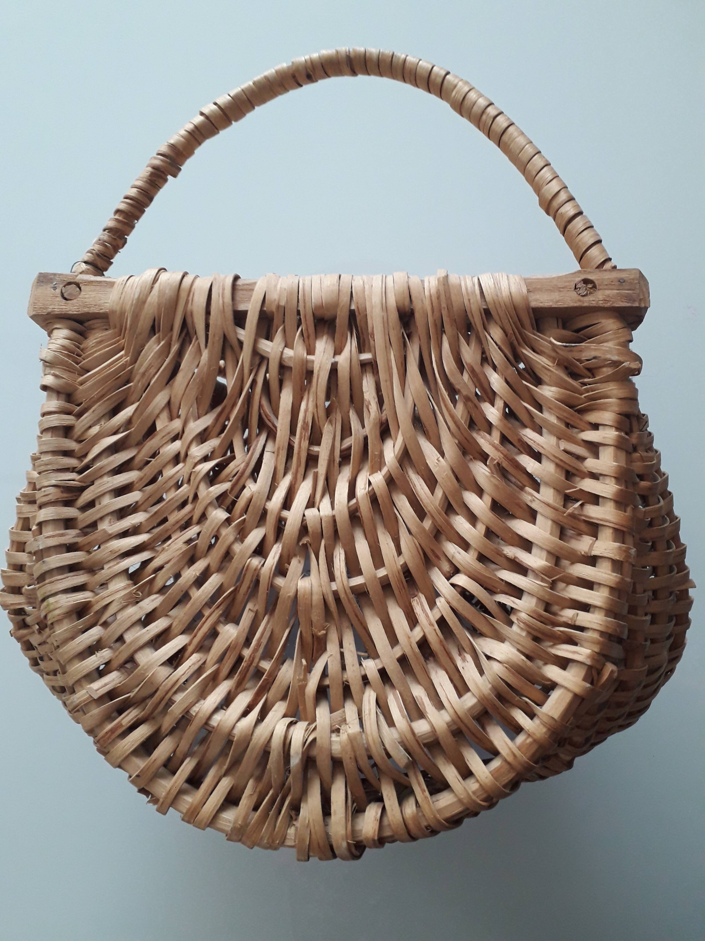 Vintage wicker bag with handle