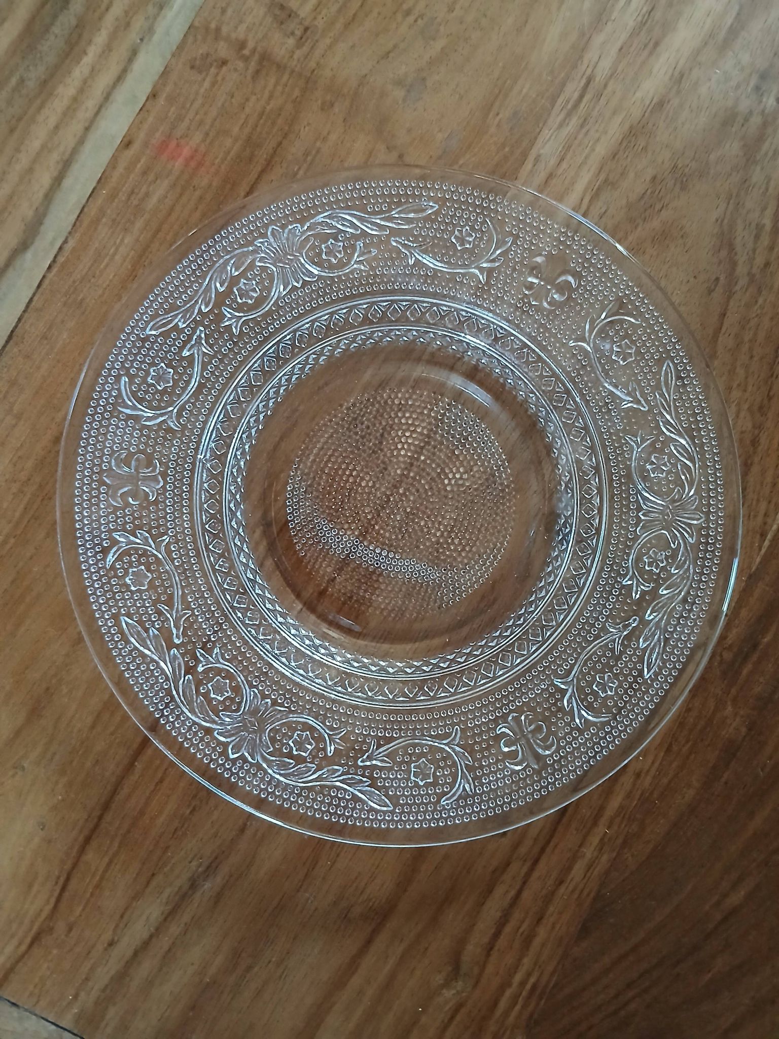 18 assiettes à dessert vintages en verre pressé