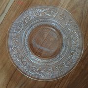 18 assiettes à dessert vintages en verre pressé
