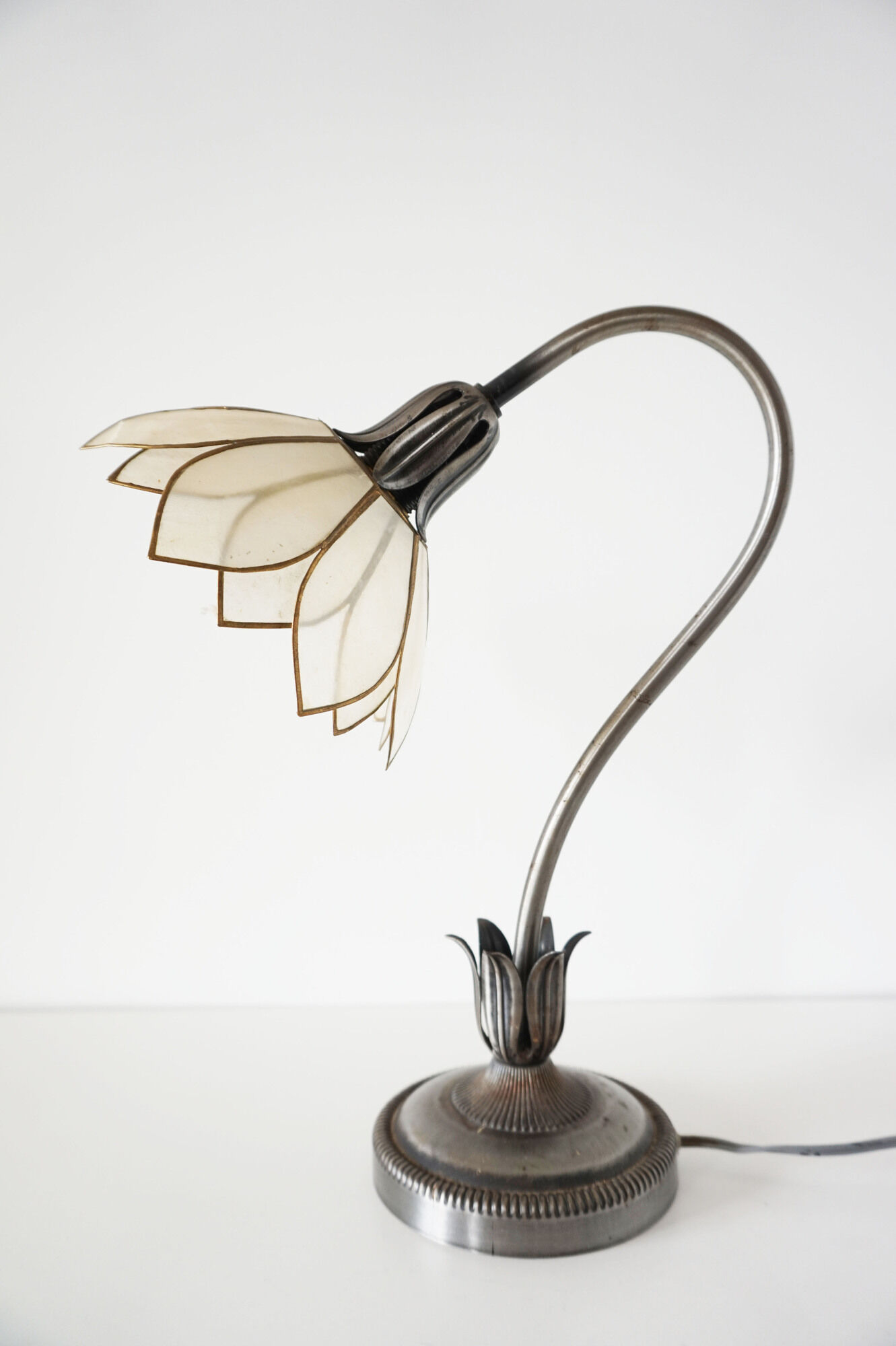 Metal flower lamp and ancient mother-of-pearl