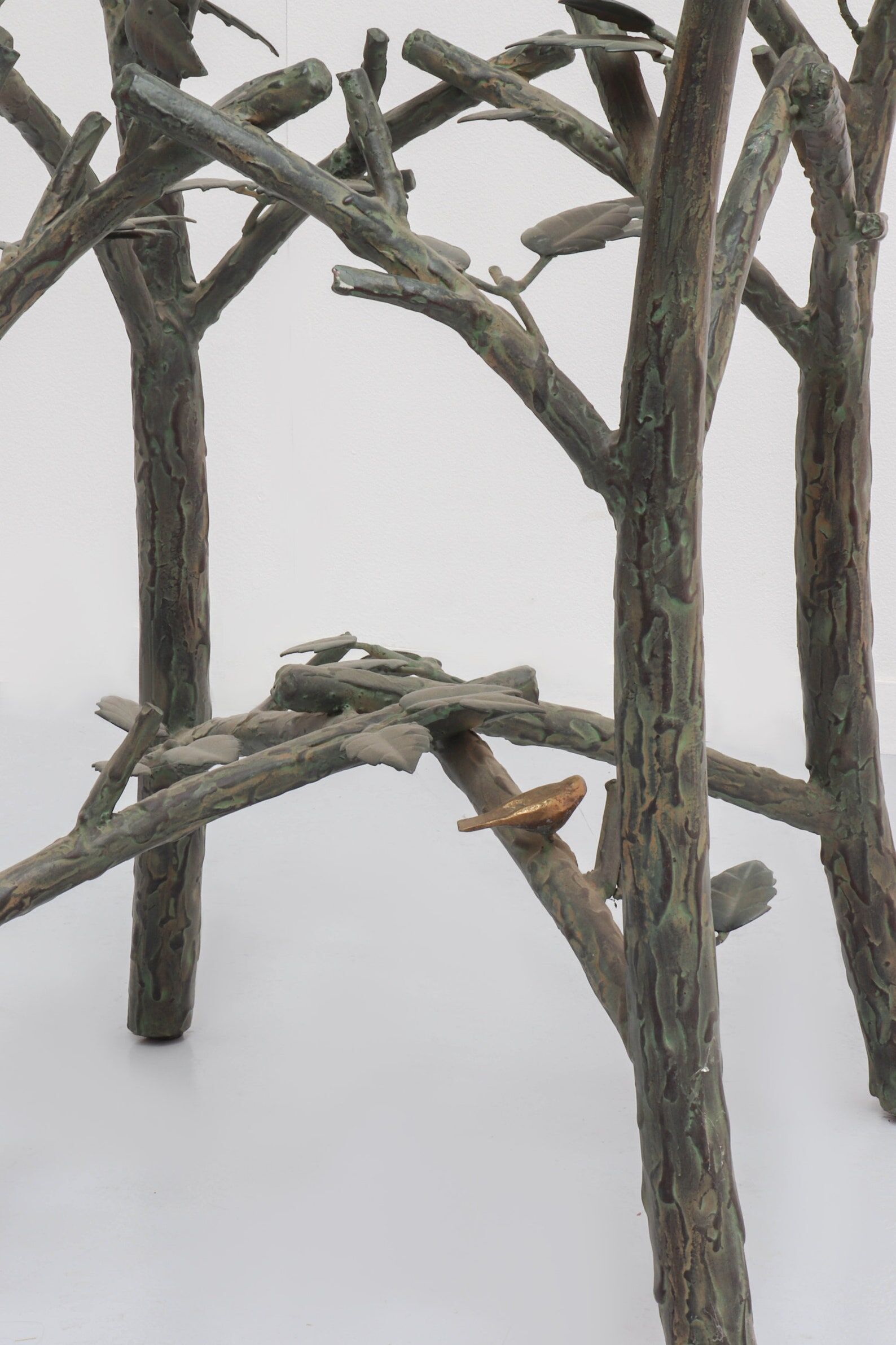 Une table d’appoint vintage dans le style d’Alberto Giacometti