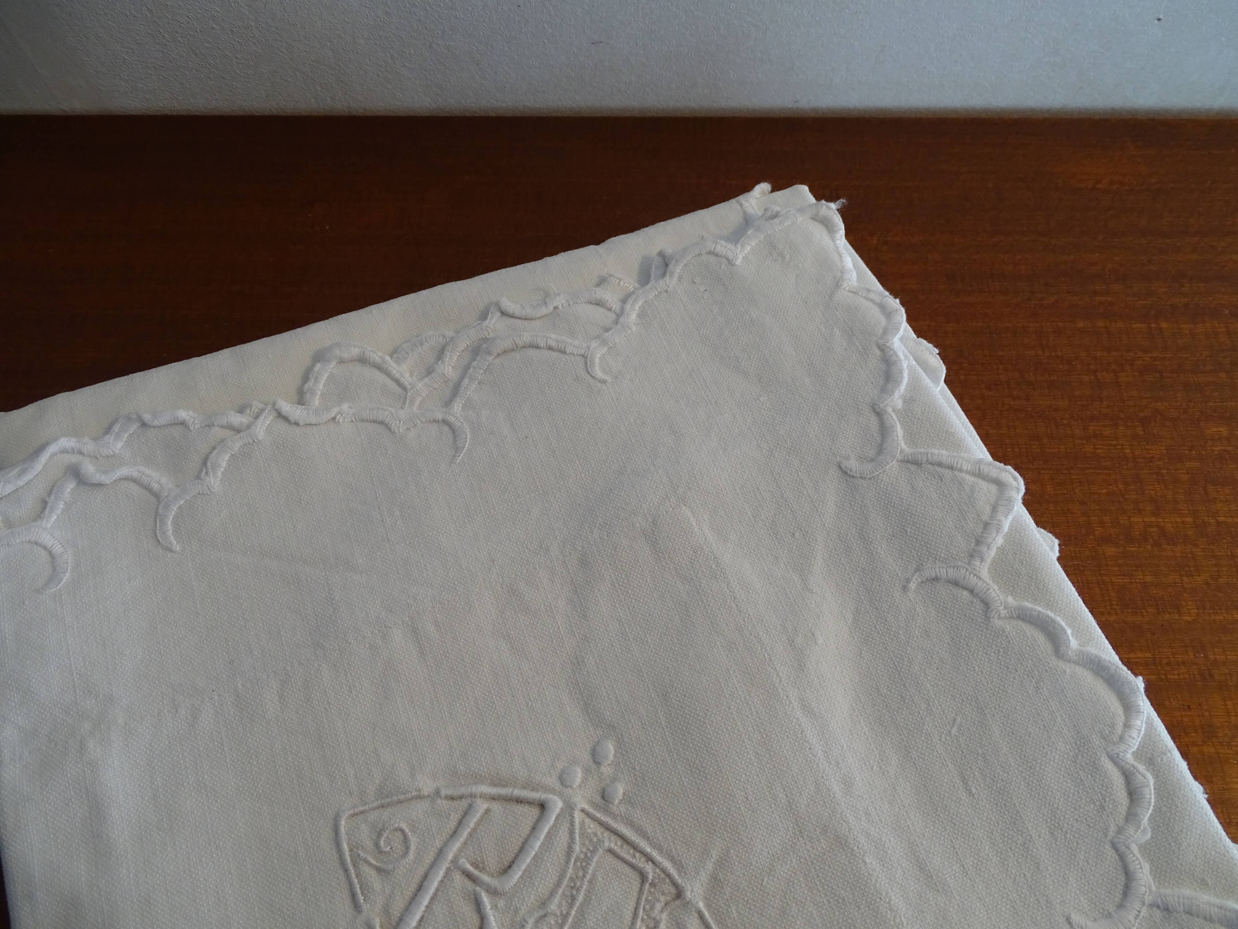 Set de 2 taies d'oreillers brodées monogrammées R.A anciennes en coton 70cm sur 73 cm