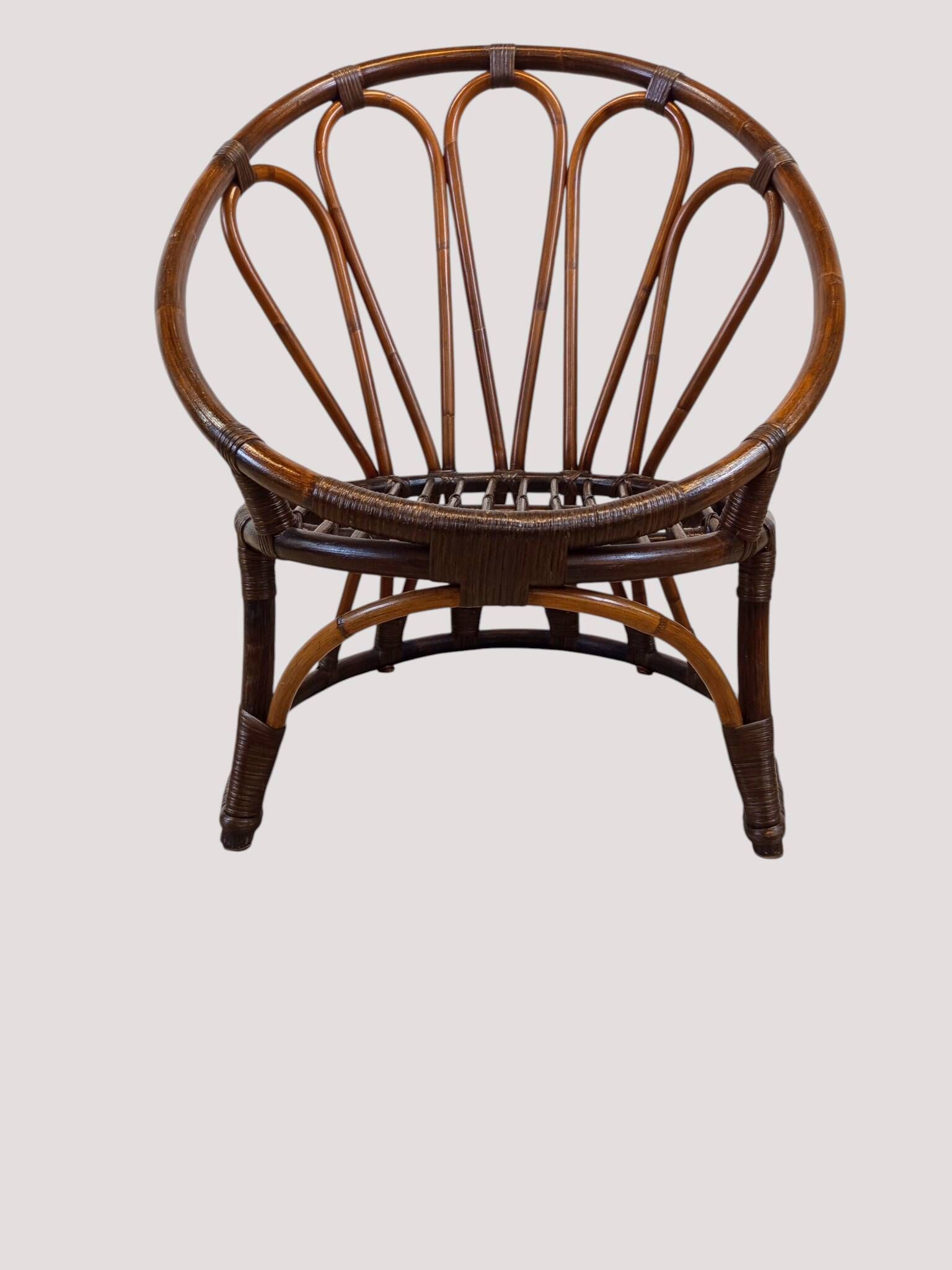 Fauteuil corbeille vintage en rotin à dossier soleil – Style Riviera, année