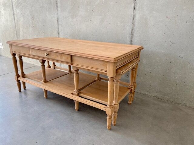 Coffee table double pull-out trays